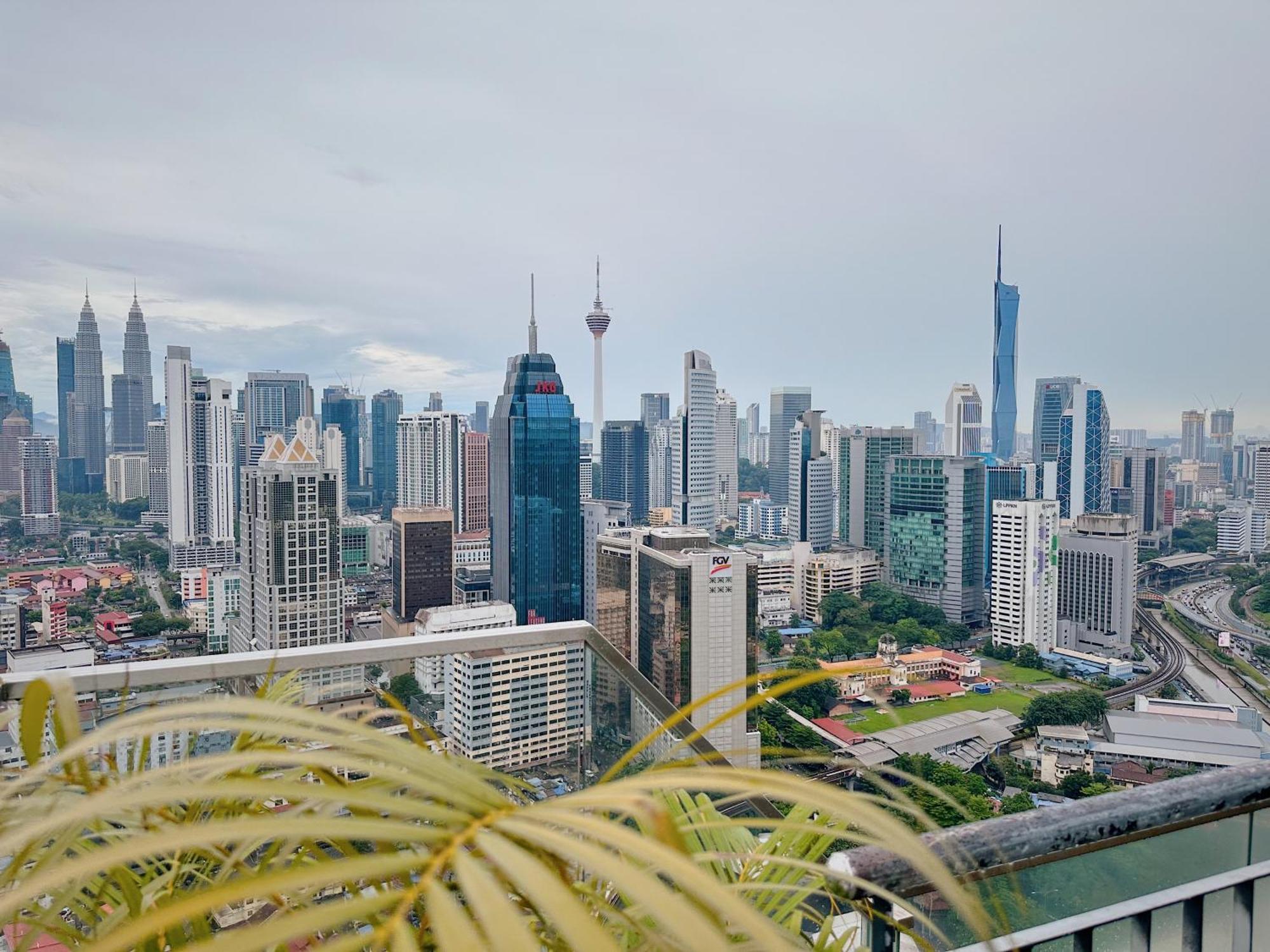 Modern Bauhaus Studio At Regalia Klcc Infinity Pool กัวลาลัมเปอร์ ภายนอก รูปภาพ